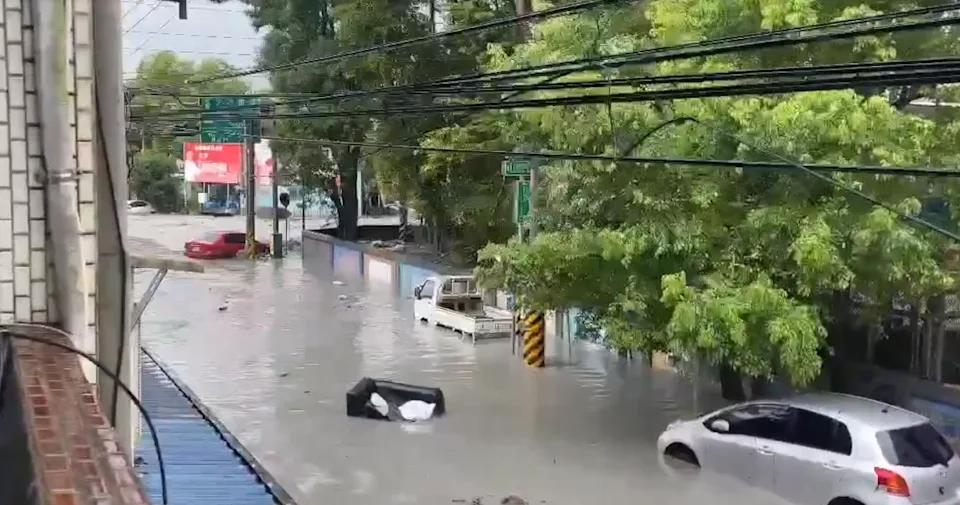 整個光復市區幾乎都被溢出的黑褐色洪水淹沒。（圖/翻攝畫面）